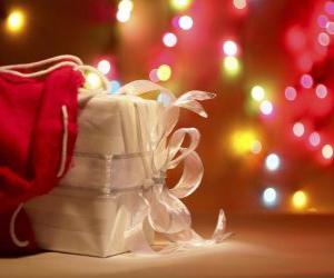 yapboz Noel hediyesi beyaz kağıda sarılır ve bir yay ile dekore